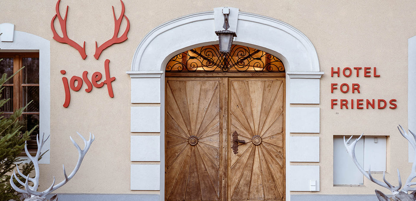 Eingang und Rezeption im Hotel Josef in Hüttau, Salzburger Land