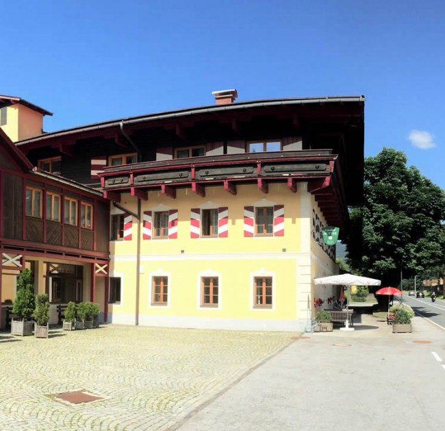 Unser Jugendhotel liegt direkt am Bahnhof und an der Landstraße im Salzburger Pongau